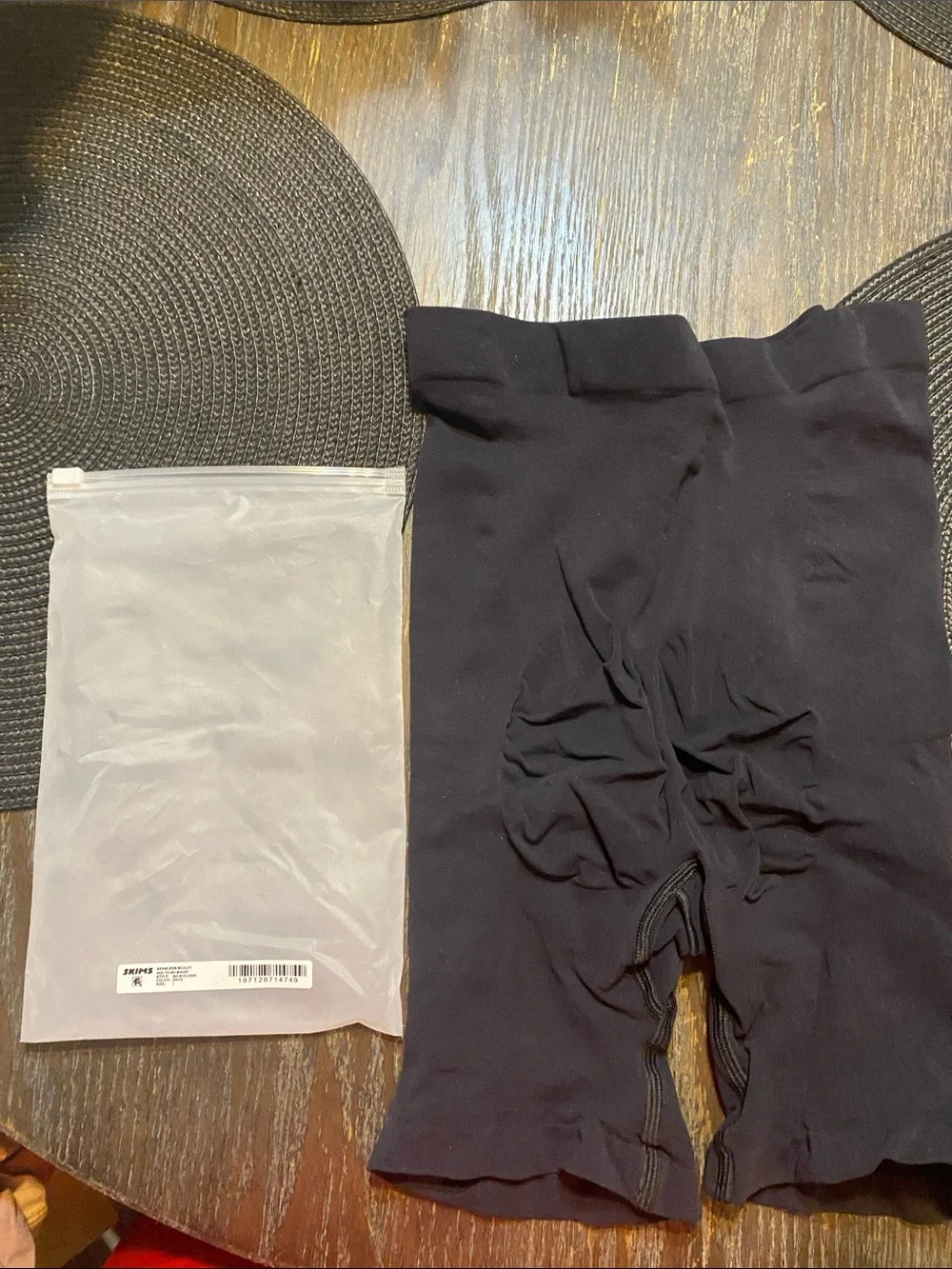 SKIMS Black mid thigh shorts size large